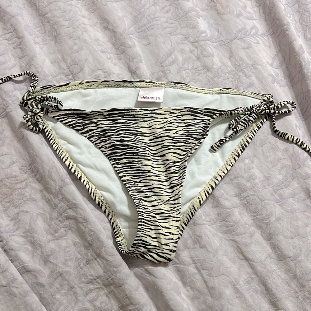 Xhiliration Size M tiger stripe chocolate brown bikini bottoms